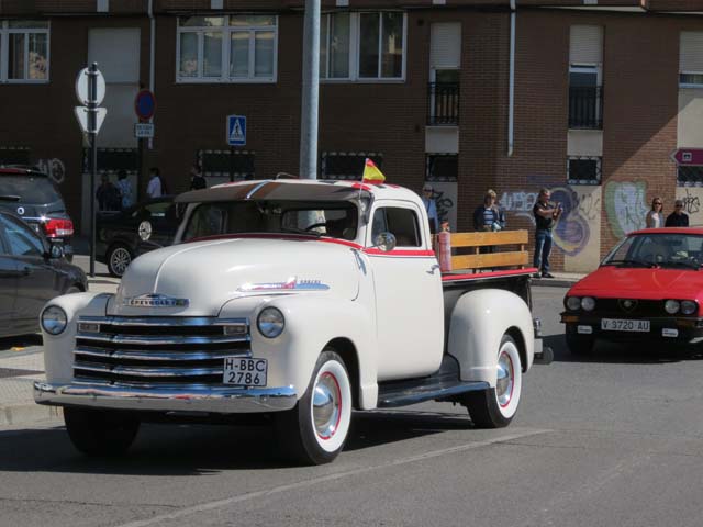 La pick up Chevrolet Apache nos traslada a la América de los años 50.